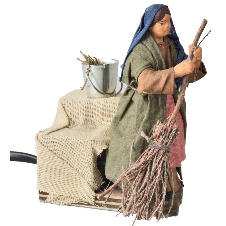 Donna che spazza 10 cm in movimento per presepe Mondo Presepi