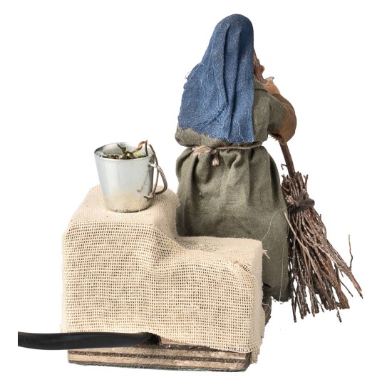 Woman sweeping 10 cm in motion for nativity scene Mondo Presepi