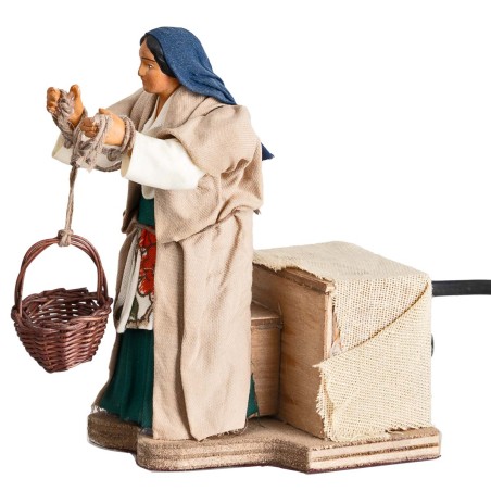 Donna che cala cesto 12 cm in movimento per presepe Mondo