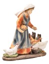 Campesina en resina que alimenta a las gallinas para pesebre Mundo