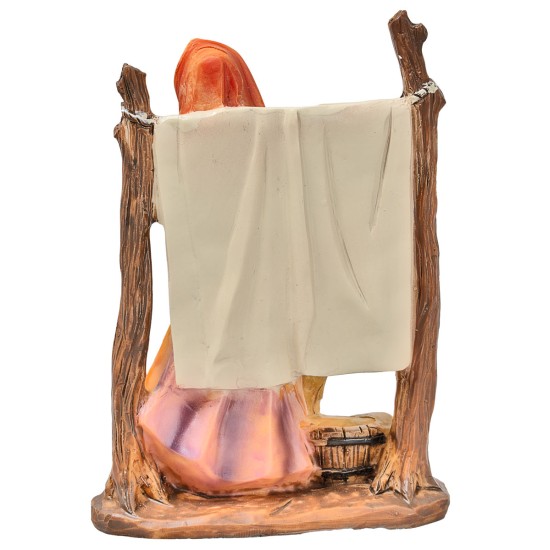Woman hanging clothes in resin 10 cm for Mondo Nativity scene
