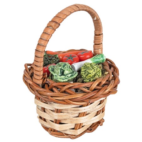 Cesta en miniatura de mimbre con verduras surtidas.