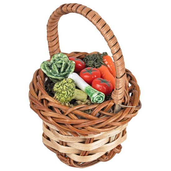 Cesta en miniatura de mimbre con verduras surtidas.