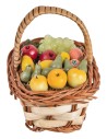 Cesto intrecciato in vimini con frutta assortita in miniatura