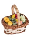 Cesto intrecciato in vimini con frutta assortita in miniatura