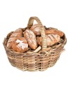 Cesto intrecciato in vimini con pane assortito in miniatura.
