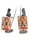 Coppia di soldati romani con lancia e scudo in PVC 8,5 cm per