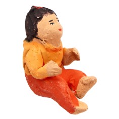 Niña sentada en terracota con coloración naranja 3,6 cm 2