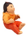 Bambina seduta in terracotta con colorazione arancio 3,6 cm