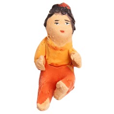 Niña sentada en terracota con coloración naranja 3,6 cm