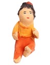Niña sentada en terracota con coloración naranja 3,6 cm