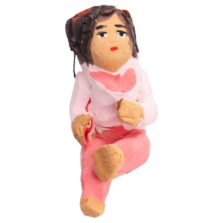Bambina seduta in terracotta con colorazione rosa 3,6 cm per