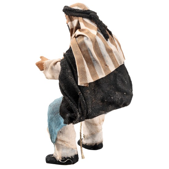Hombre sentado serie 15 cm en terracota con ropa de tela para