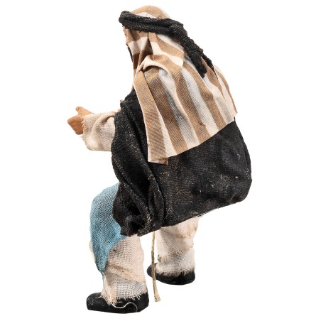 Hombre sentado serie 15 cm en terracota con ropa de tela para