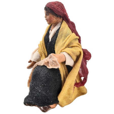 Seated woman series 9-10 cm in terracotta with fabric clothes