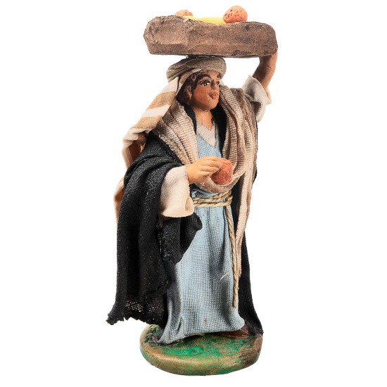 Donna con cassa di frutta 10 cm in terracotta con abiti in