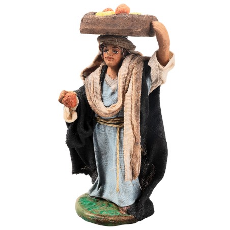Donna con cassa di frutta 10 cm in terracotta con abiti in