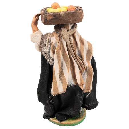 Mujer con caja de frutas 10 cm en terracota con ropa de tela
