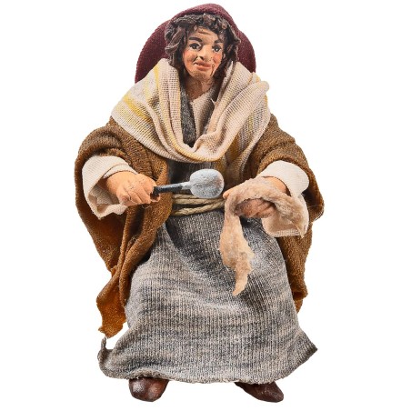 Mujer sentada con tela serie 10 cm en terracota con ropa de tela