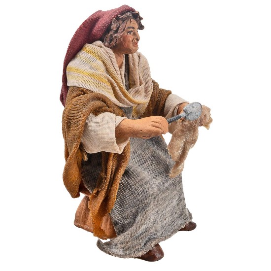 Mujer sentada con tela serie 10 cm en terracota con ropa de tela