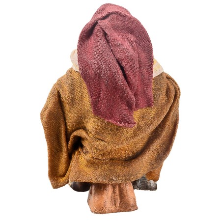 Mujer sentada con tela serie 10 cm en terracota con ropa de tela