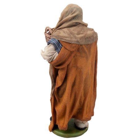 Mujer sentada con tela serie 10 cm en terracota con ropa de tela