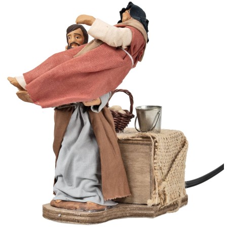 Uomo con donna incinta in braccio h 12,5 cm in movimento