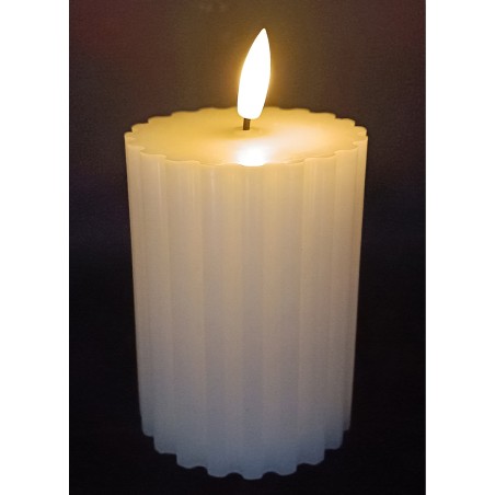 Vela blanca cilíndrica con luz LED efecto llama h 13 cm
