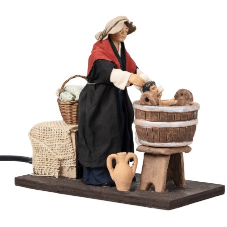 Donna che lava bambino in movimento 14 cm per presepe Mondo