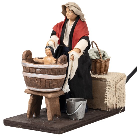 Donna che lava bambino in movimento 14 cm per presepe Mondo
