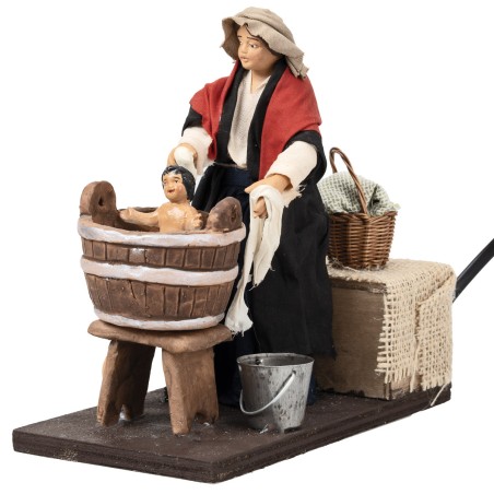 Donna che lava bambino in movimento 14 cm per presepe Mondo