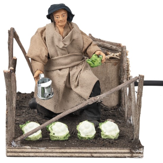 Campesina que riega hortalizas en movimiento serie 12 cm