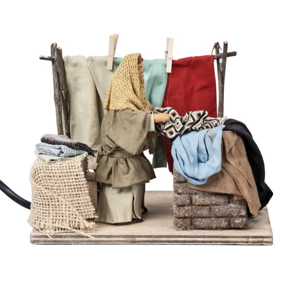 copia de Campesina regando hortalizas en movimiento serie 12 cm