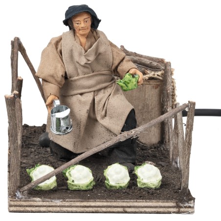 Campesina regando hortalizas en movimiento serie 12 cm por