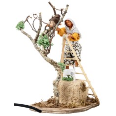Donna con bimbo sull'albero in movimento serie 12 cm 2
