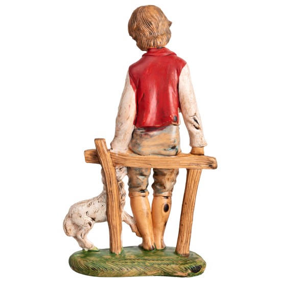 Ragazzo seduto su staccionata con pecorella h 18 cm per presepe