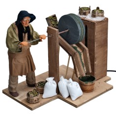 Hombre con molino de aceitunas serie 25 cm en movimiento 2