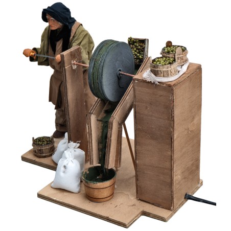 Hombre con molino de aceitunas serie 25 cm en movimiento