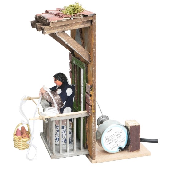Donna al balcone con paniere 10 cm in movimento per presepe