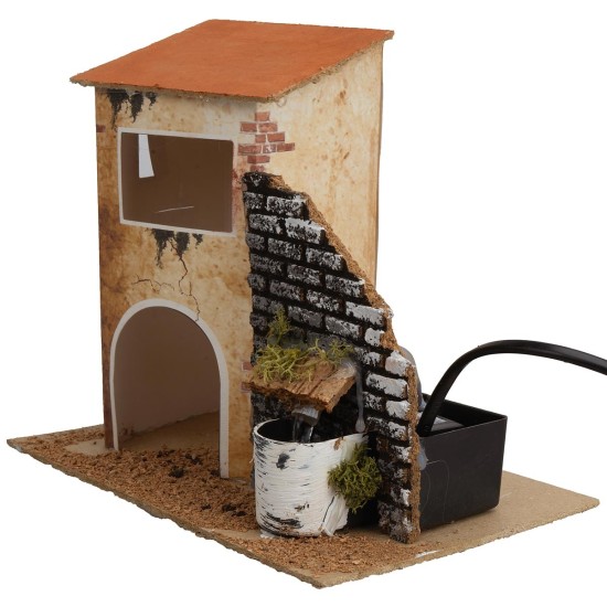 Casa con fuente funcionando cm 19x13,5x18 h.
