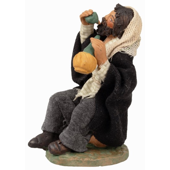 Hombre sentado bebiendo serie 12 cm para belén Mondo Presepi