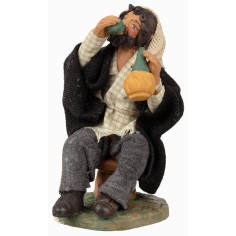 Hombre sentado bebiendo serie 12 cm para belén Mondo Presepi