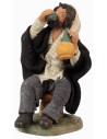 Hombre sentado bebiendo serie 12 cm