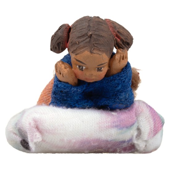 Niña acostada sobre cojín serie 10 cm