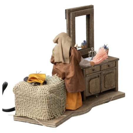 Donna che spolvera la credenza in movimento serie 12 cm