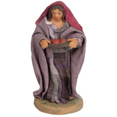 Donna con vassoio di mele per presepe 10 cm