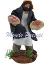 Hombre con pizzas de 10 cm