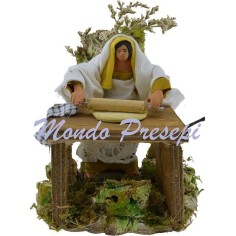 Mujer que extiende la masa cm 15 en movimiento cm 17x15x15 h.