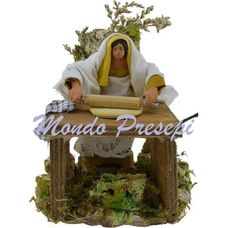 Donna che stende la pasta cm 15 in movimento cm 17x15x15 h.