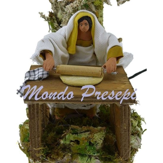 The woman who stretches the dough 15 cm movement cm 17x15x15 h.